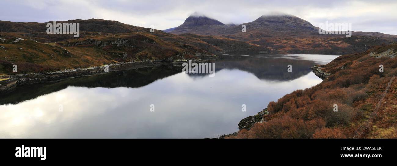 Blick auf Loch a' Chàirn Bhàin von der Kylesku Brücke, Sutherland, Nordwesten Schottlands, Großbritannien Stockfoto