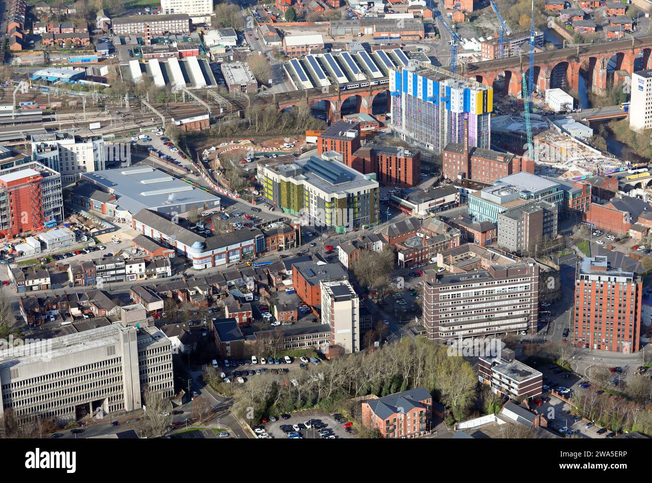 Aus der Vogelperspektive vom Osten des Stockport Stadtzentrums, Greater Manchester. Blick über die A6 Wellington Road in Richtung Eisenbahnviadukt. Stockfoto