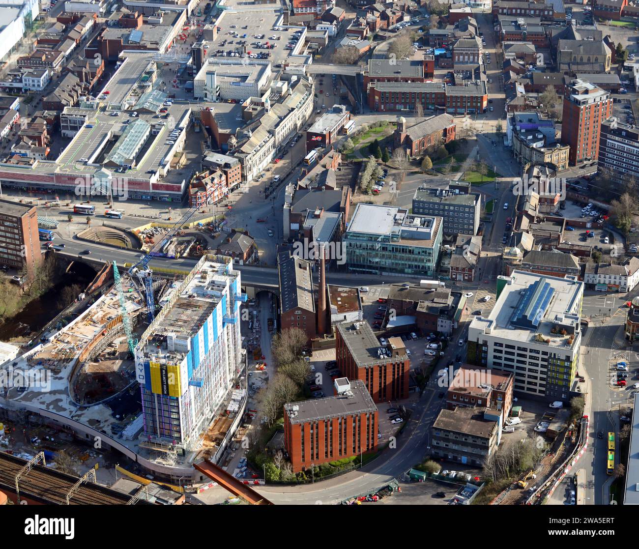 Blick aus der Vogelperspektive auf das Stadtzentrum von Stockport, Greater Manchester. Dieser Blick von Westen auf die Daw Bank und über den Mersey Square. Stockfoto