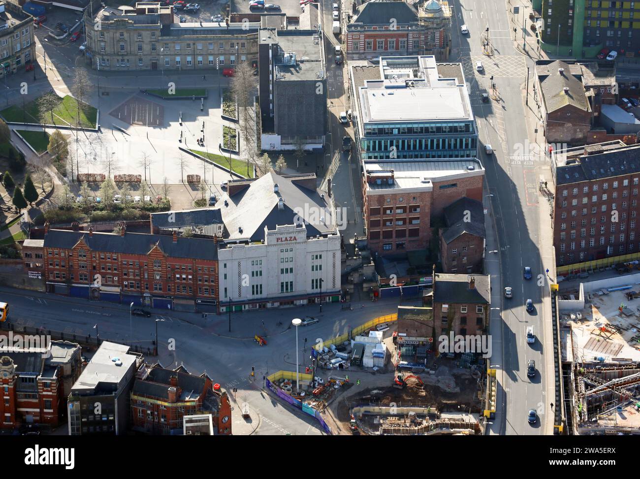 Blick aus der Vogelperspektive auf das Stadtzentrum von Stockport, Greater Manchester mit der weißen Fassade des Plaza Performing Arts Theatre, das in der Mitte der Aufnahme hervorsteht Stockfoto