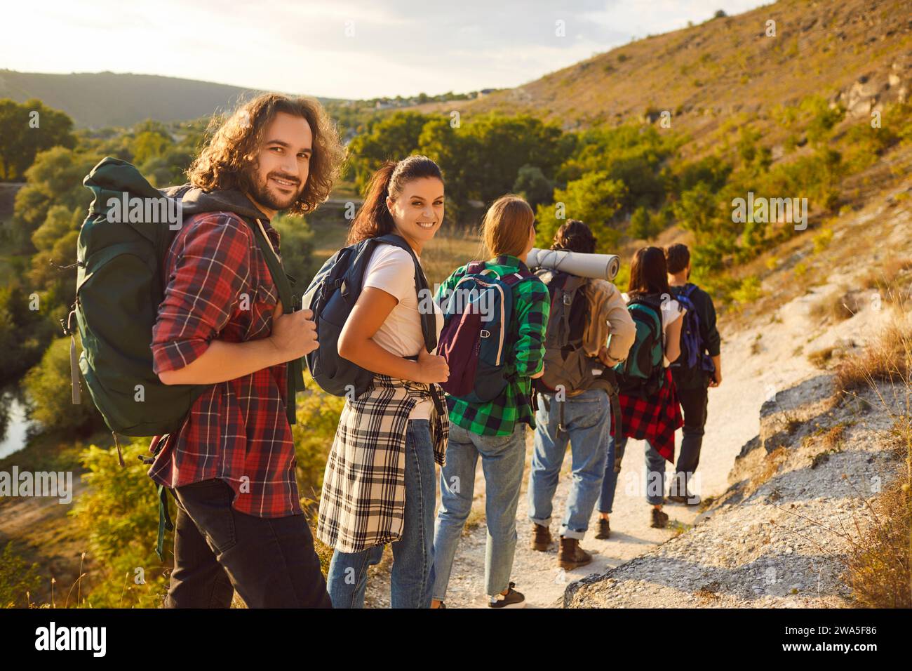 Gruppe von Reisenden und Freunden, die gemeinsam in den Bergen reisen und den Blick auf die Natur genießen. Stockfoto