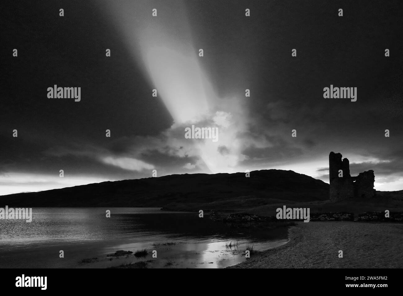 Blick auf den Sonnenuntergang über Ardvreck Castle am Loch Assynt, Sutherland, Nordwesten Schottlands, Großbritannien Stockfoto