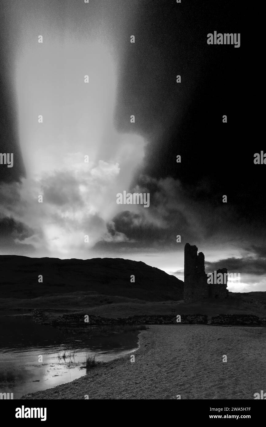 Blick auf den Sonnenuntergang über Ardvreck Castle am Loch Assynt, Sutherland, Nordwesten Schottlands, Großbritannien Stockfoto