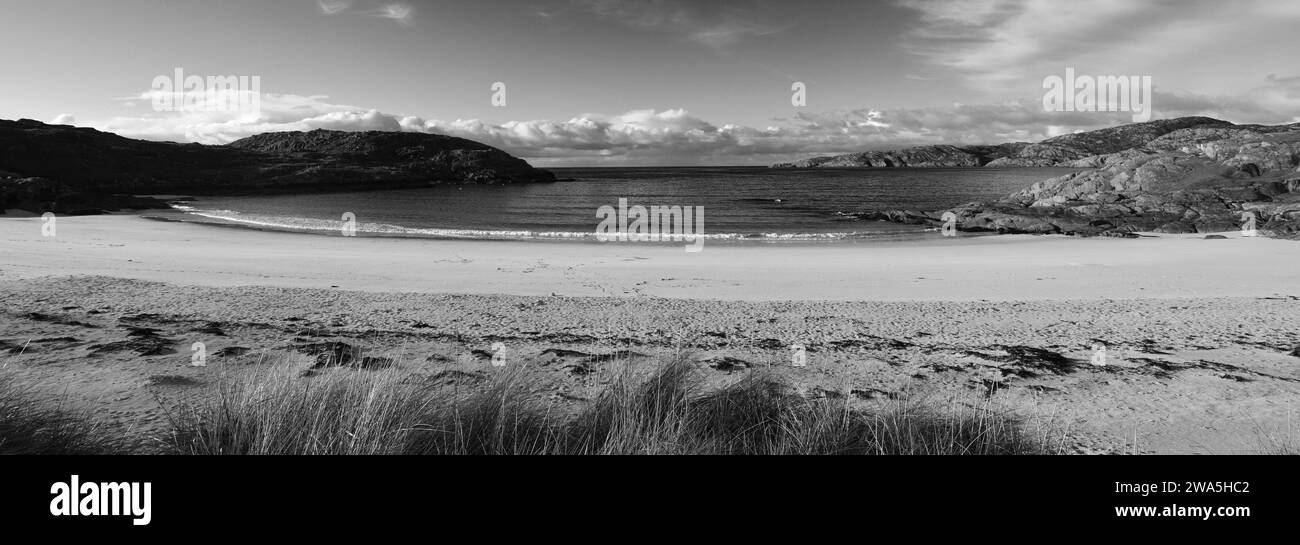 Der Sandstrand im Dorf Achmelvich, Sutherland, Nordwesten Schottlands, Großbritannien Stockfoto