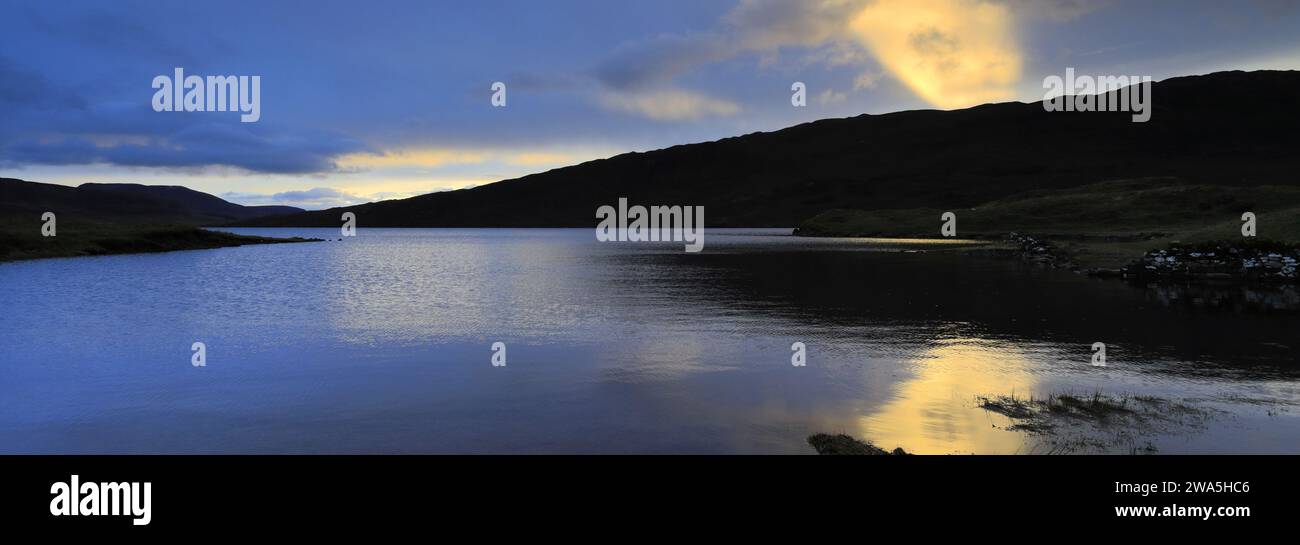 Blick auf den Sonnenuntergang über Loch Assynt, Sutherland, Nordwesten Schottlands, Großbritannien Stockfoto