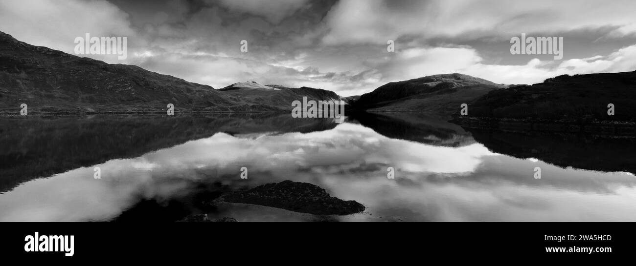 Bergreflektionen in Loch Gleann Dubh, Kylesku Village, Sutherland, Nordwest Schottland, Großbritannien Stockfoto