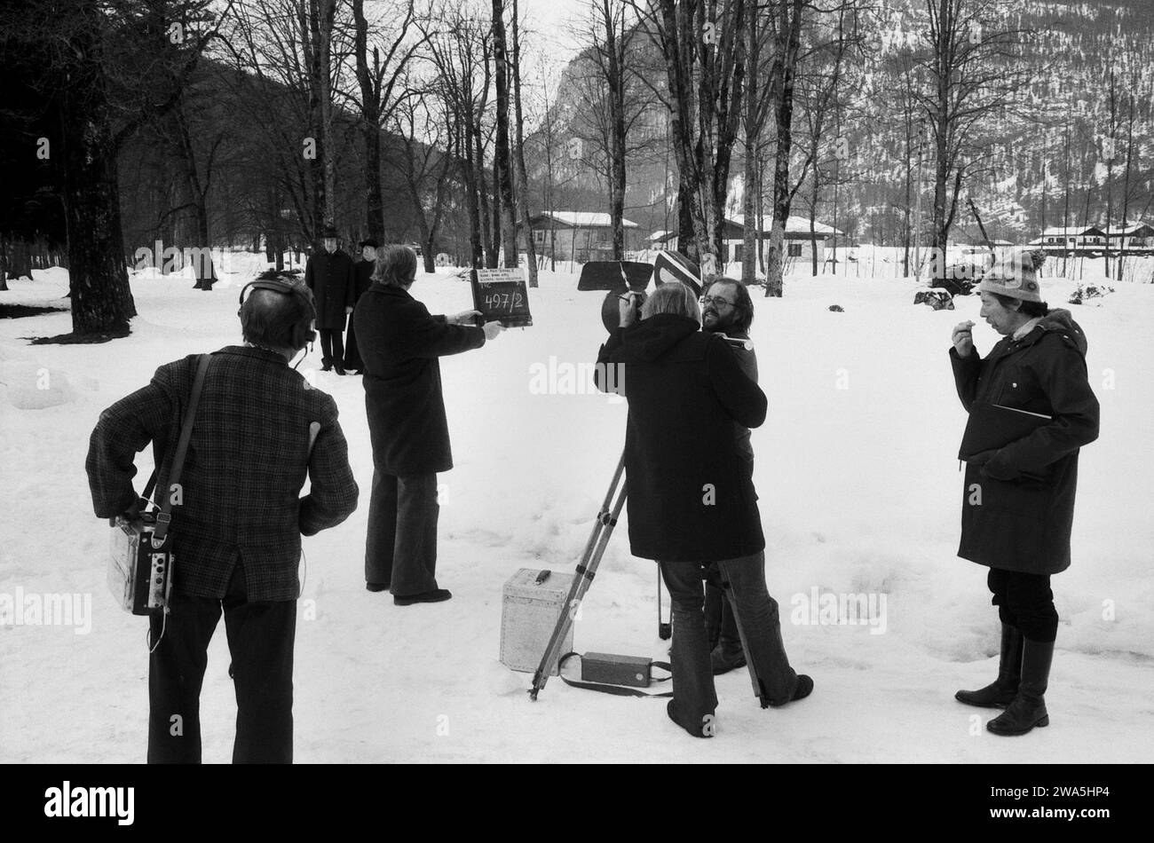 Alpenglüh’n im Dirndlrock, Softsexfilmkomödie, Deutschland 1974, Regie: Siggi Götz (alias Sigi Rothemund), Kamerateam dreht im Schnee Stockfoto