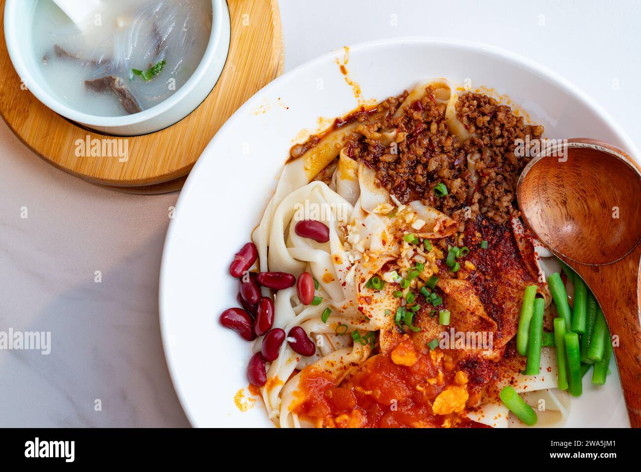 Draufsicht xi eine Biangbiang-Nudeln mit Hammel-Eingeweide-Suppe in horizontaler Zusammensetzung Stockfoto