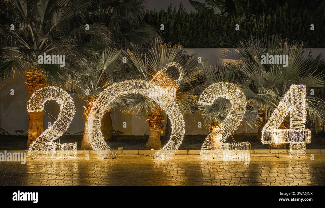 Frohes Neues Jahr 2024. Nummer 2024 geschriebene funkelnde Glitzer 