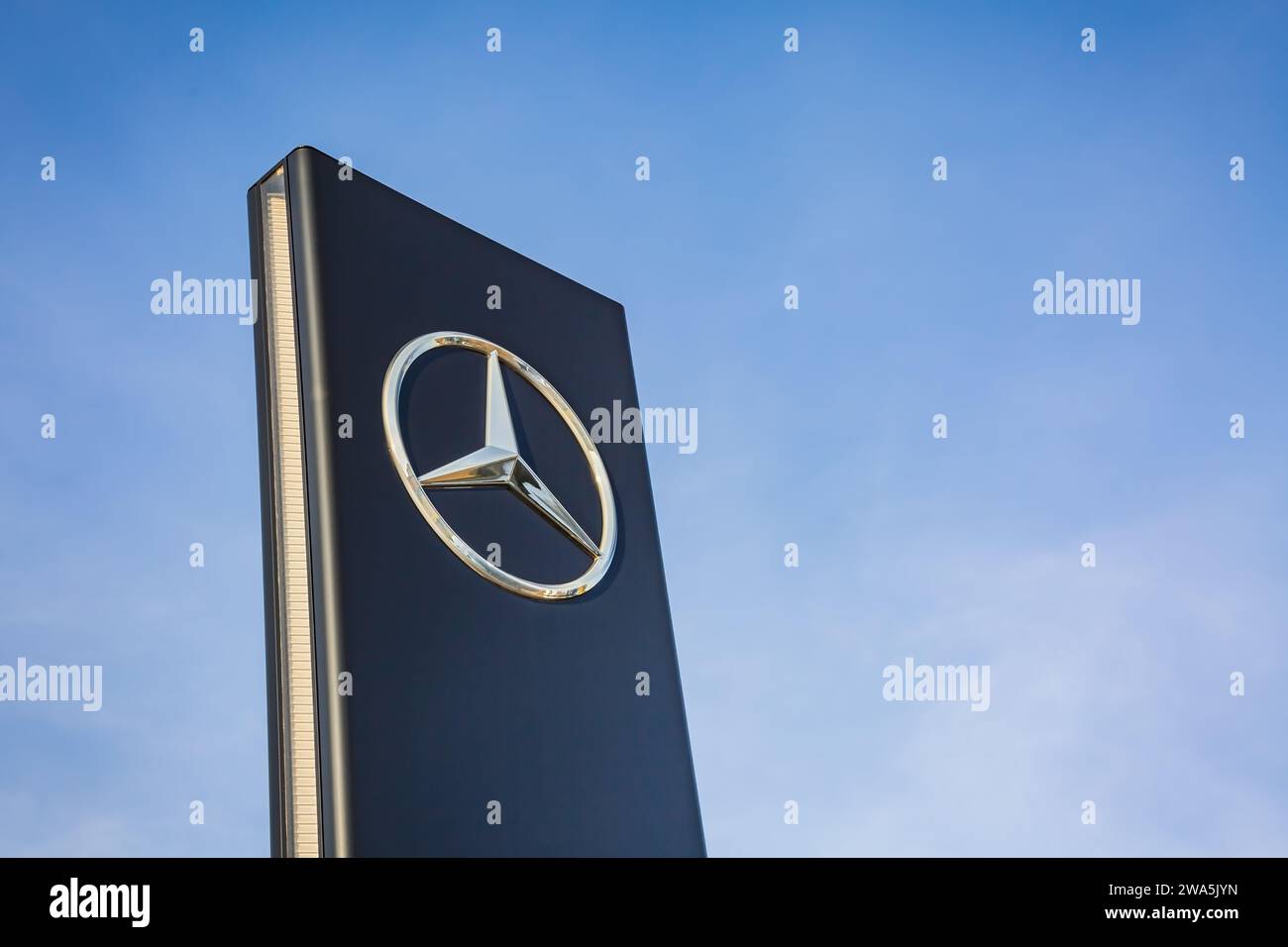 Hockenheim, Deutschland, 18. Dezember 2023: Mercedes-Benz-Logo, deutscher Automobilkonzern Stockfoto