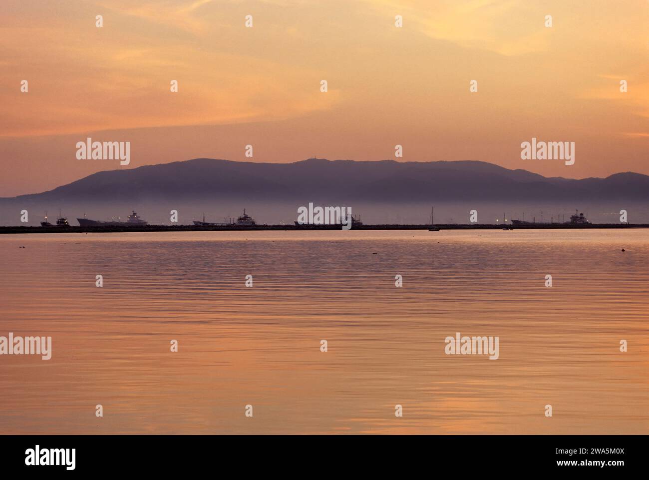 Schiffe an der Straße, Bucht von Algeciras in La Linea de la Concepcion, in der Nähe von Gibraltar, Andalusien, Spanien. Sierra de Ojen in der Ferne Stockfoto