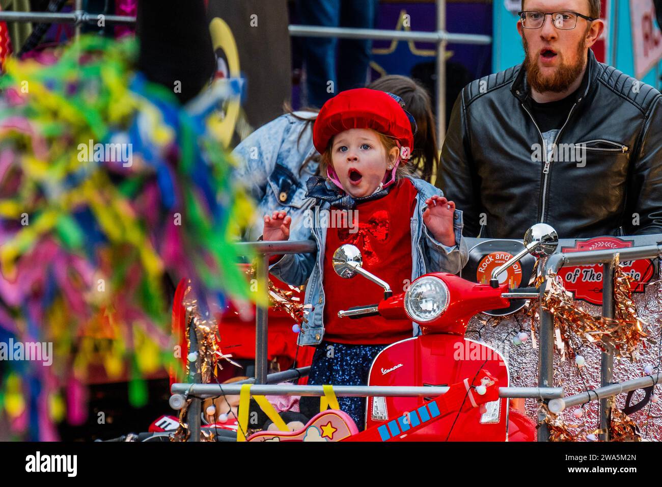 London, Großbritannien. Januar 2024. London Borough of Sutton „Sutton Rocks!“ - Die Londoner Neujahrsparade ist der Beginn des neuen Jahres 2024. Guy Bell/Alamy Live News Stockfoto