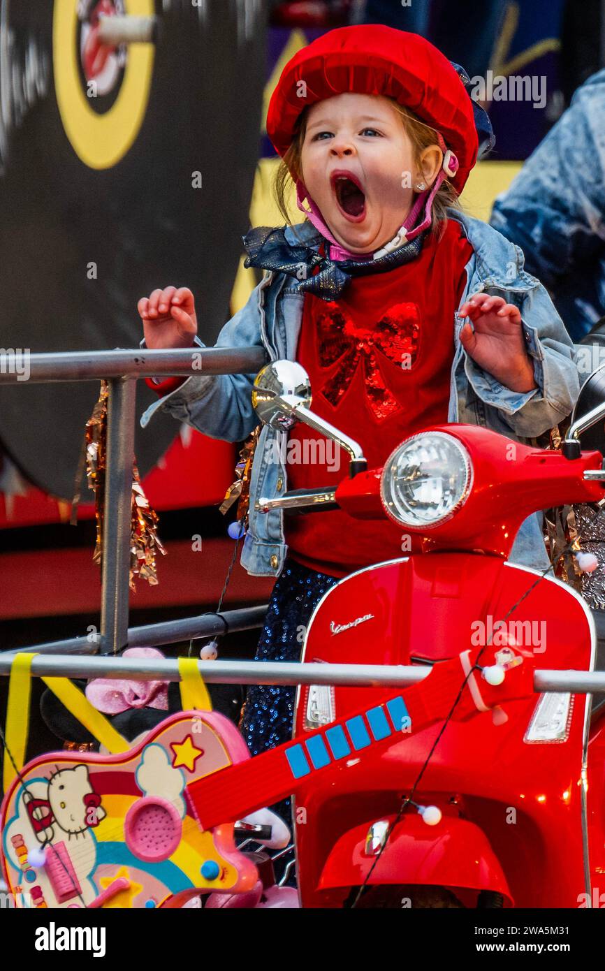 London, Großbritannien. Januar 2024. London Borough of Sutton „Sutton Rocks!“ - Die Londoner Neujahrsparade ist der Beginn des neuen Jahres 2024. Guy Bell/Alamy Live News Stockfoto