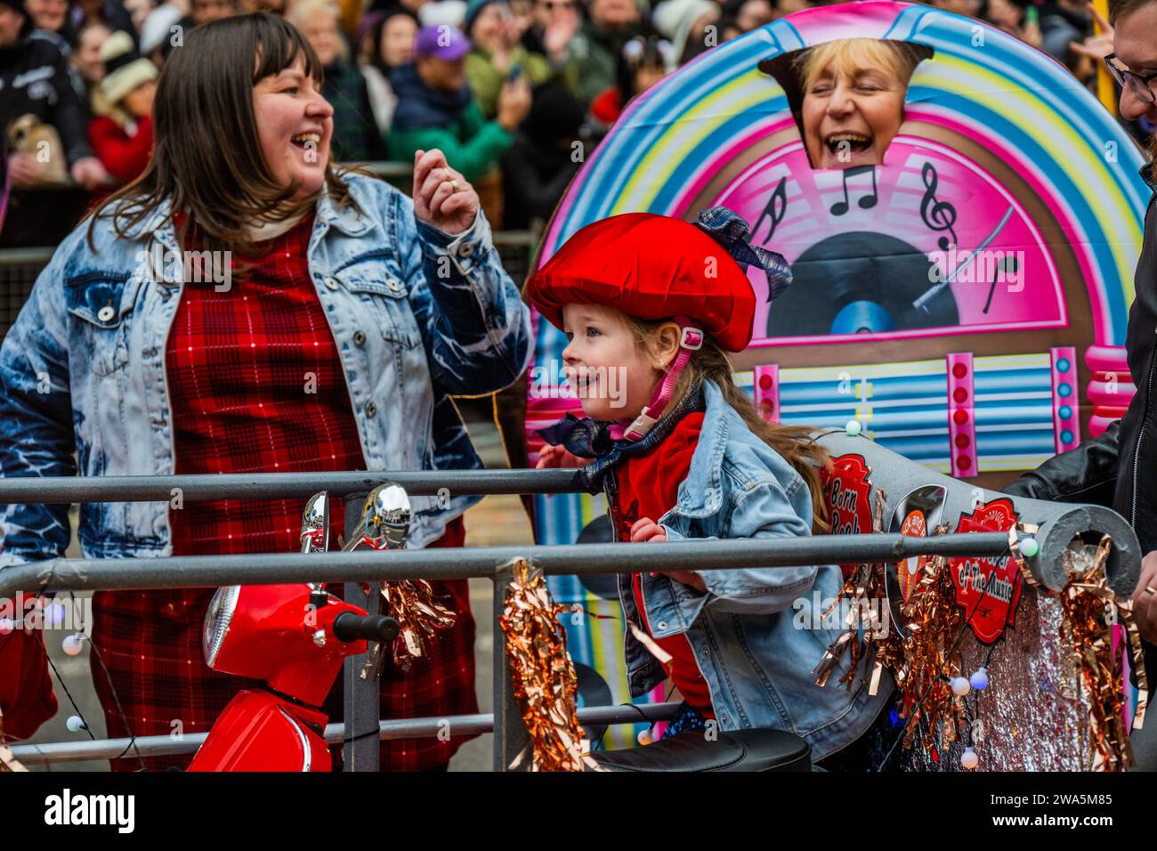 London, Großbritannien. Januar 2024. London Borough of Sutton „Sutton Rocks!“ - Die Londoner Neujahrsparade ist der Beginn des neuen Jahres 2024. Guy Bell/Alamy Live News Stockfoto