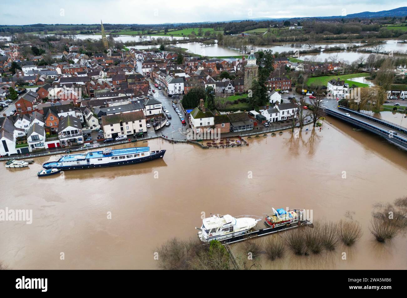 Überschwemmungen rund um die Stadt Upton auf Severn in Worcestershire. Das Met Office hat eine gelbe Wetterwarnung für Storm Henk herausgegeben, der voraussichtlich Böen von bis zu 80 km/h in Teile Großbritanniens bringen wird. Bilddatum: Dienstag, 2. Januar 2024. Stockfoto
