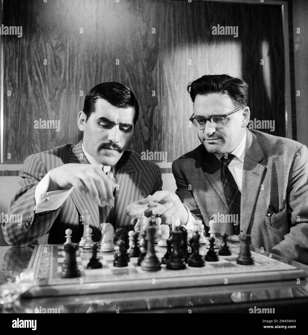 Schachnovelle, alias Gehirnwäsche, Spielfilm nach dem gleichnamigen Roman von Stefan Zweig, Deutschland 1960, Regie: Gerd Oswald, Darsteller Mario Adorf (links) und der 'schachtechnische Berater' Rudolf Teschner Stockfoto