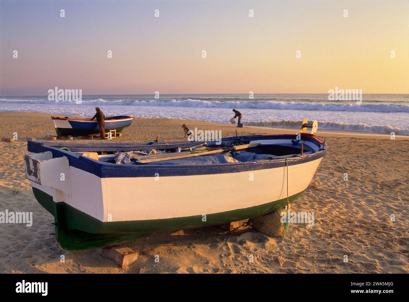 Fischerboote am Strand am Mittelmeer in Zahara de Los Atunes, Costa De La Luz, Andalusien, Spanien Stockfoto