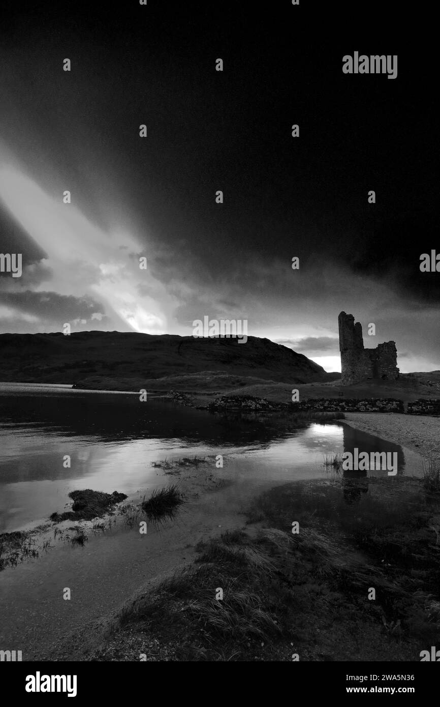 Blick auf den Sonnenuntergang über Ardvreck Castle am Loch Assynt, Sutherland, Nordwesten Schottlands, Großbritannien Stockfoto