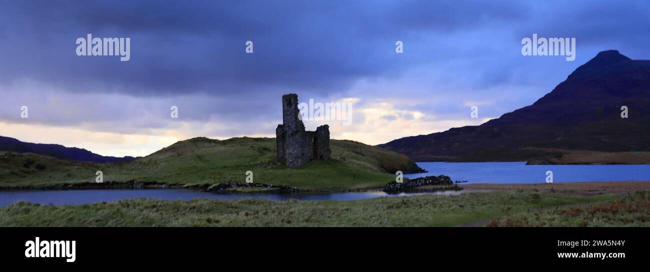 Blick auf den Sonnenuntergang über Ardvreck Castle am Loch Assynt, Sutherland, Nordwesten Schottlands, Großbritannien Stockfoto