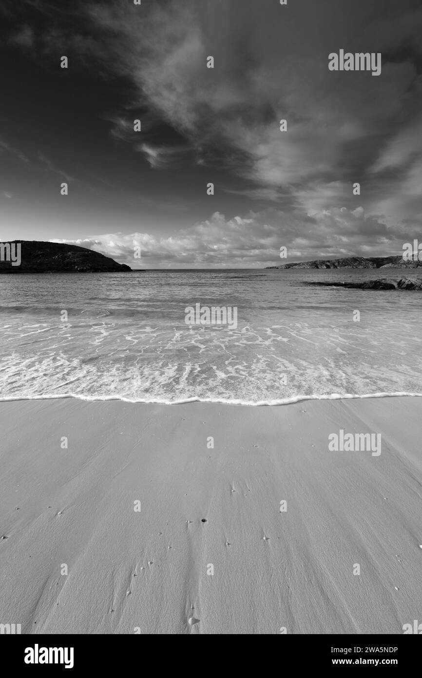 Der Sandstrand im Dorf Achmelvich, Sutherland, Nordwesten Schottlands, Großbritannien Stockfoto