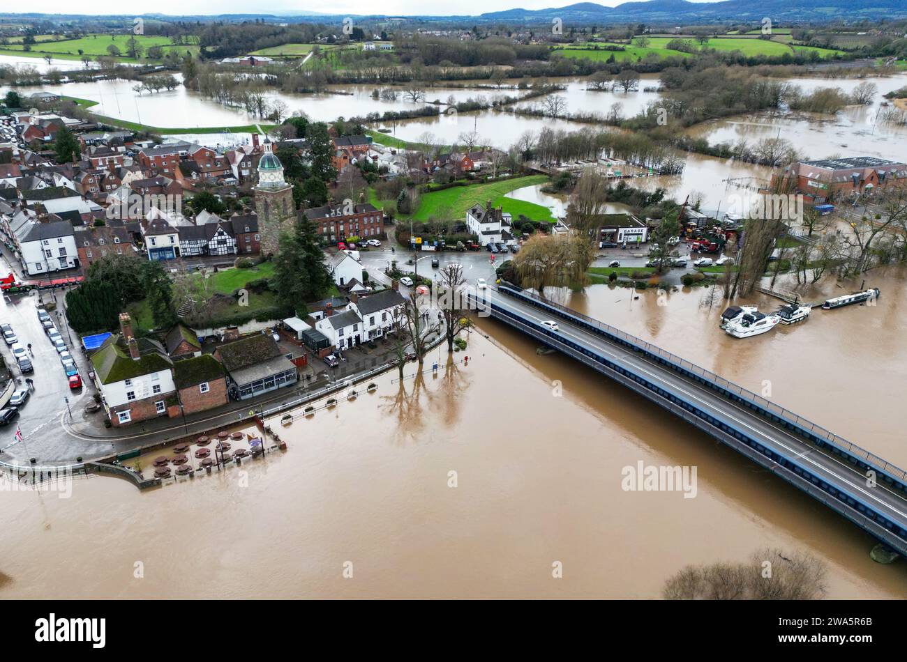 Überschwemmungen rund um die Stadt Upton auf Severn in Worcestershire. Das Met Office hat eine gelbe Wetterwarnung für Storm Henk herausgegeben, der voraussichtlich Böen von bis zu 80 km/h in Teile Großbritanniens bringen wird. Bilddatum: Dienstag, 2. Januar 2024. Stockfoto