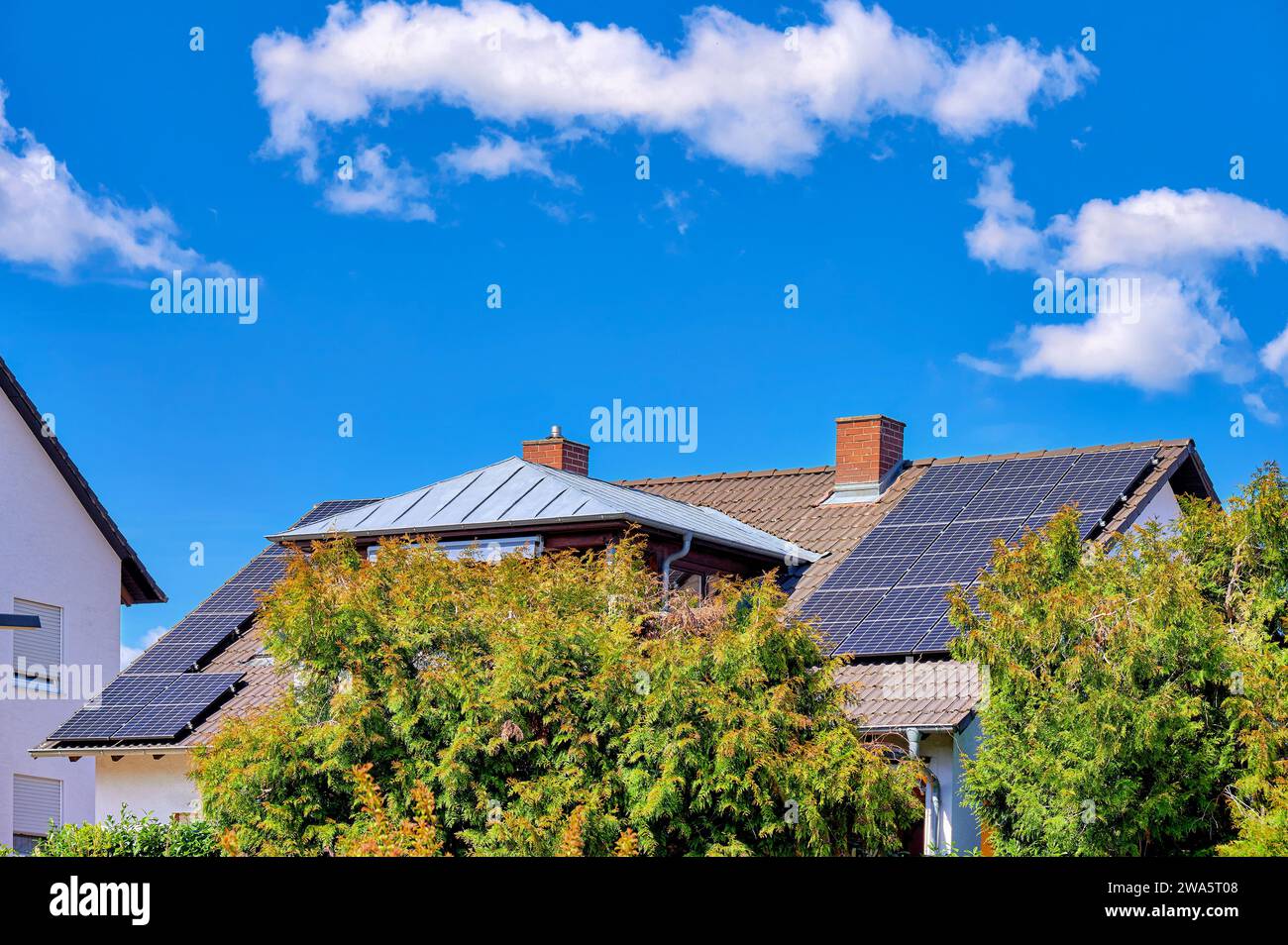 Photovoltaikanlage auf dem Hausdach Stockfoto