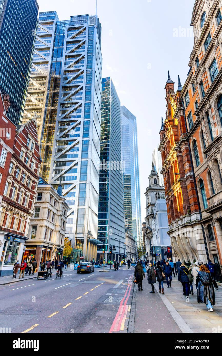 Blick auf die Bishopsgate Street mit Glashochhäusern (Heron Tower), City of London, England Stockfoto
