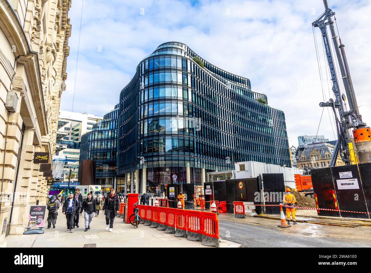 Glasfassade des Bürogebäudes 100 Liverpool Street und Bauarbeiten an der One Liverpool Street, London, England Stockfoto