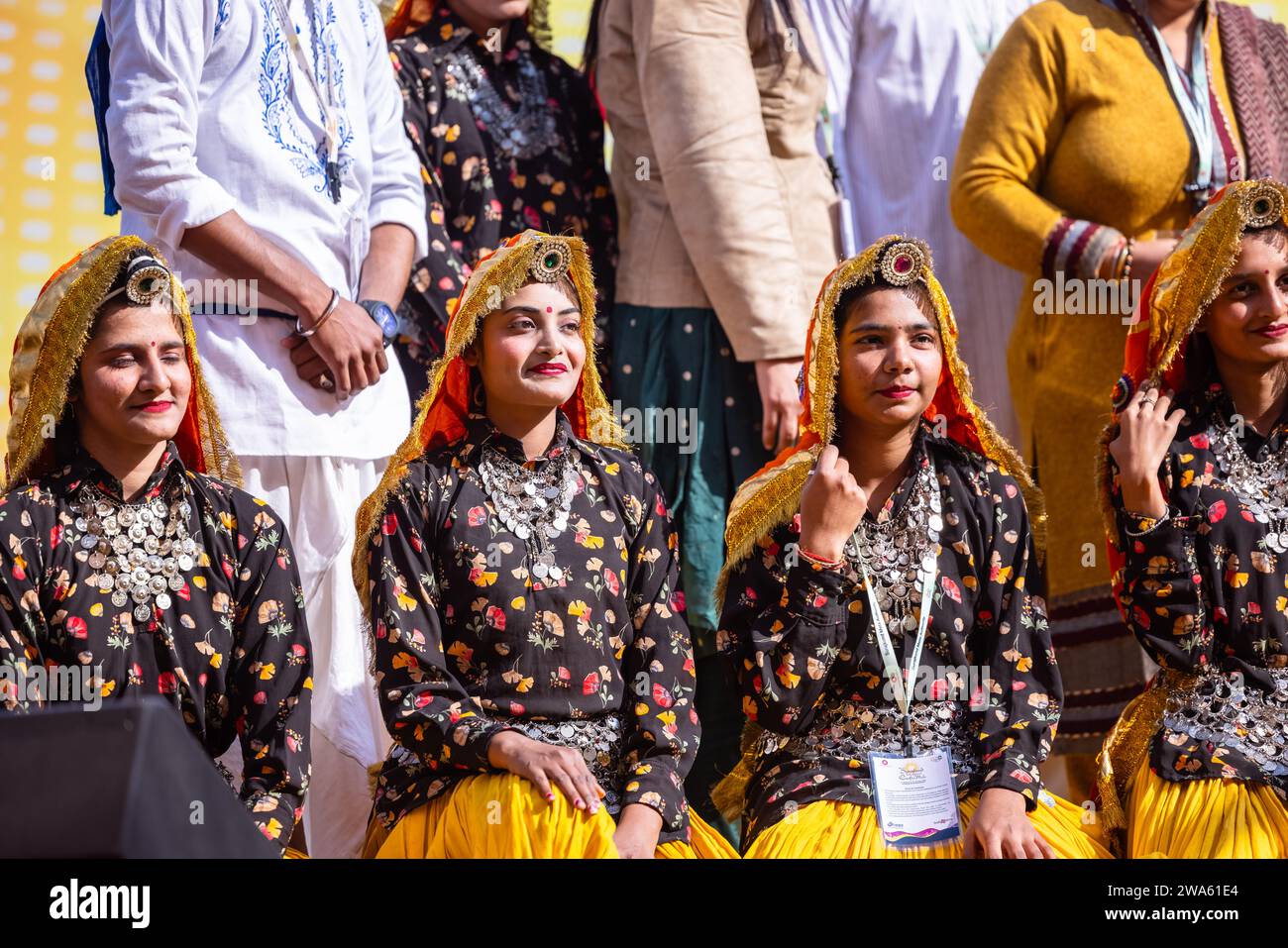 Gruppe von schönen Künstlerinnen aus haryana, während sie den Volkstanz von haryana in ethnischer Kleidung auf der Surajkund Craft Fair vorführen. Stockfoto