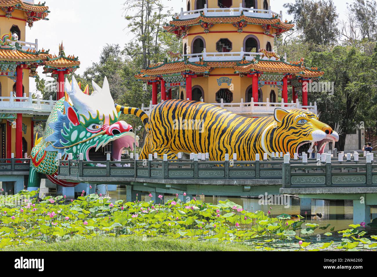 Drachen- und Tigerpagoden 龍虎塔, Lianchihtan, Lotus Lake, Kaohsiung, Taiwan ikonische Attraktion, Chi Ming Palast, Tang und Song Architektur, Tempelpagode Stockfoto