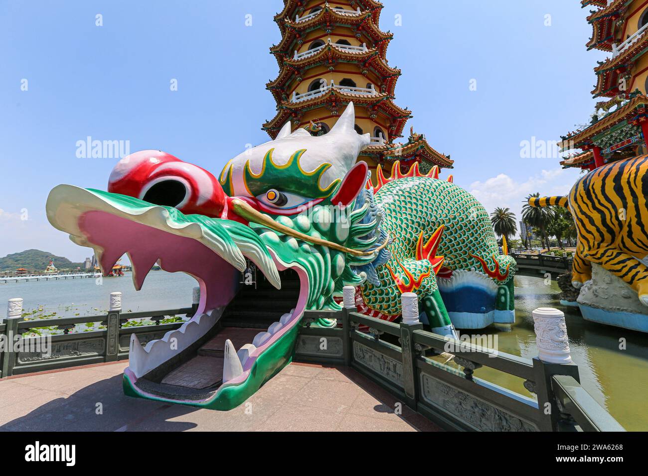 Drachen- und Tigerpagoden 龍虎塔, Lianchihtan, Lotus Lake, Kaohsiung, Taiwan ikonische Attraktion, Chi Ming Palast, Tang und Song Architektur, Tempelpagode Stockfoto