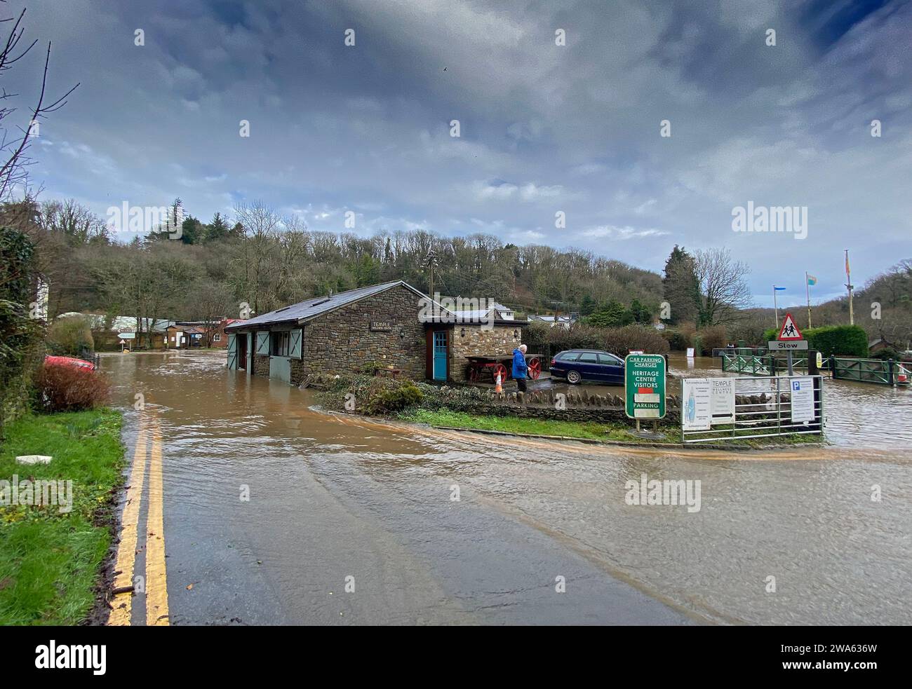 Überflutetes Land und Straßen rund um das Gower Heritage Centre in Parkmill, Swansea heute Nachmittag, als Storm Henk eine Menge Regen über Großbritannien wirft. Stockfoto