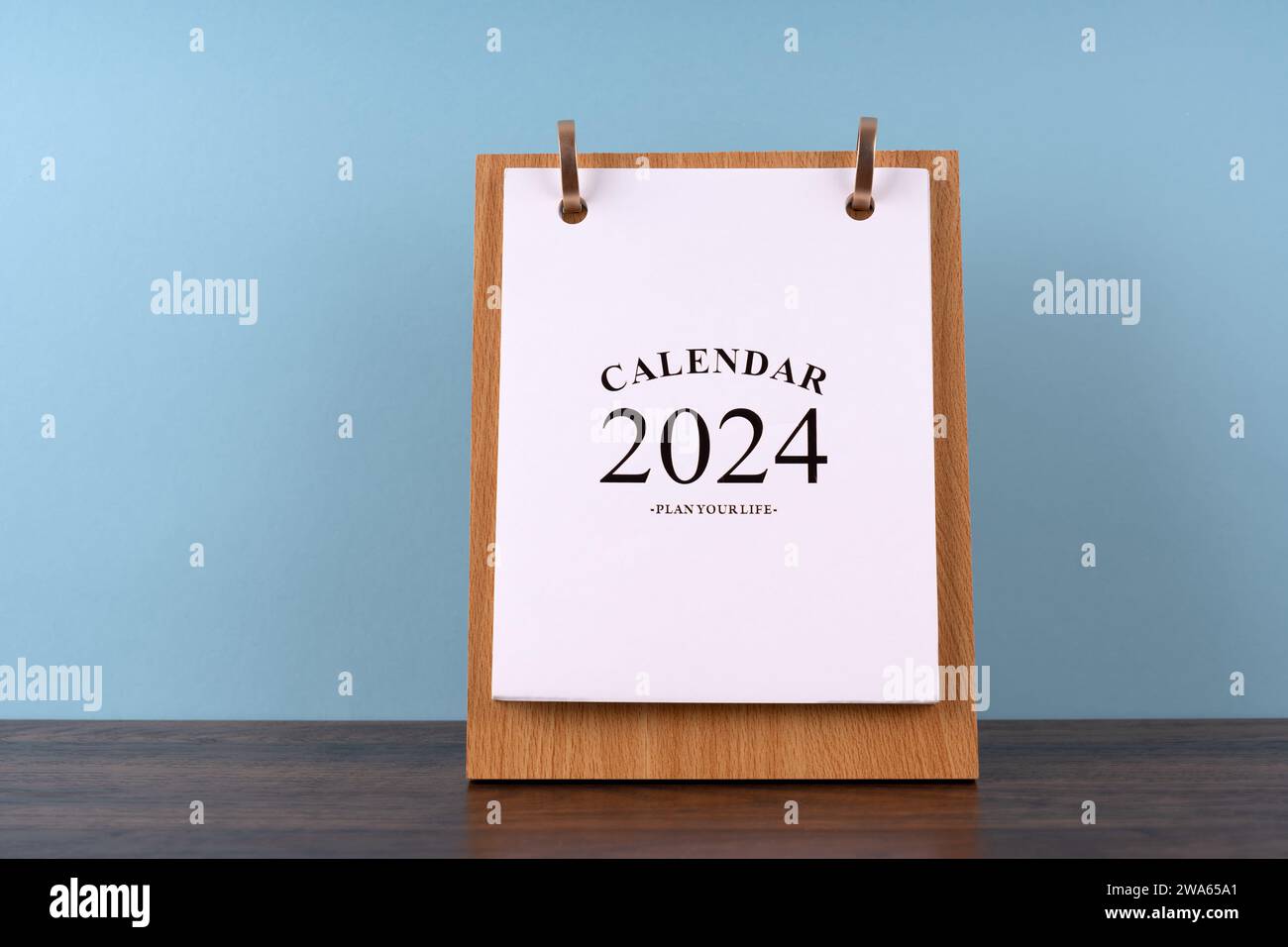 Tischkalender 2024 auf dem Tisch Stockfoto