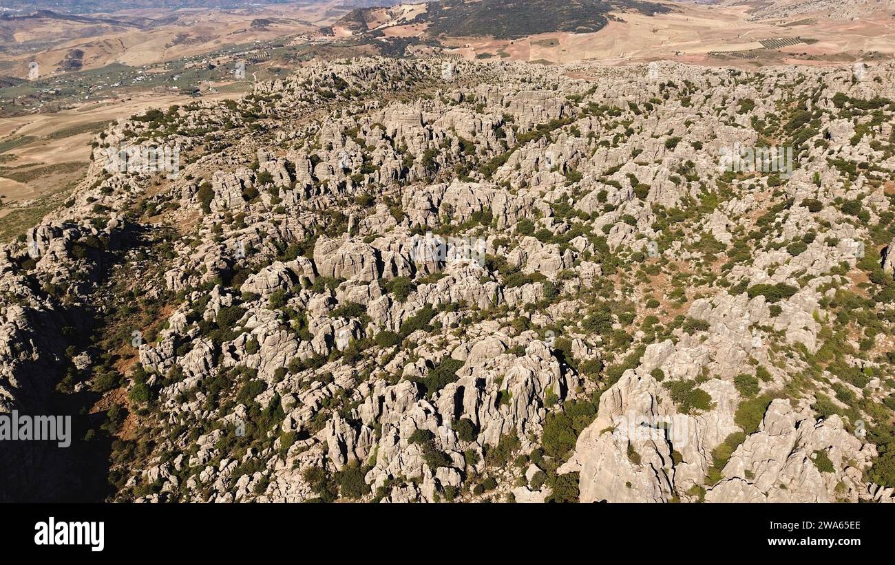 Drohnenaufnahmen von El Torcal Antequera Malaga Spanien dramatische Karstkalksteinformationen einzigartige Pancake-Rock-Schichten und Berglandschaft Stockfoto