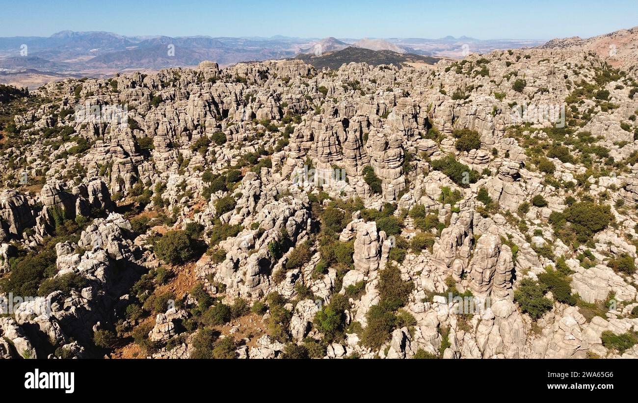 Drohnenaufnahmen von El Torcal Antequera Malaga Spanien dramatische Karstkalksteinformationen einzigartige Pancake-Rock-Schichten und Berglandschaft Stockfoto