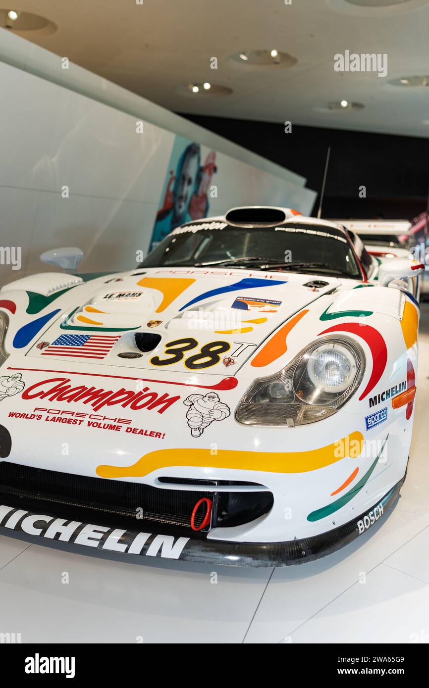 Sportgeschichte der Porsche-Autos. Stuttgart, 17. August 2023: Ein Porsche-Rennwagen als Ausstellungsausstellung im Porsche-Museum präsentiert. Stockfoto