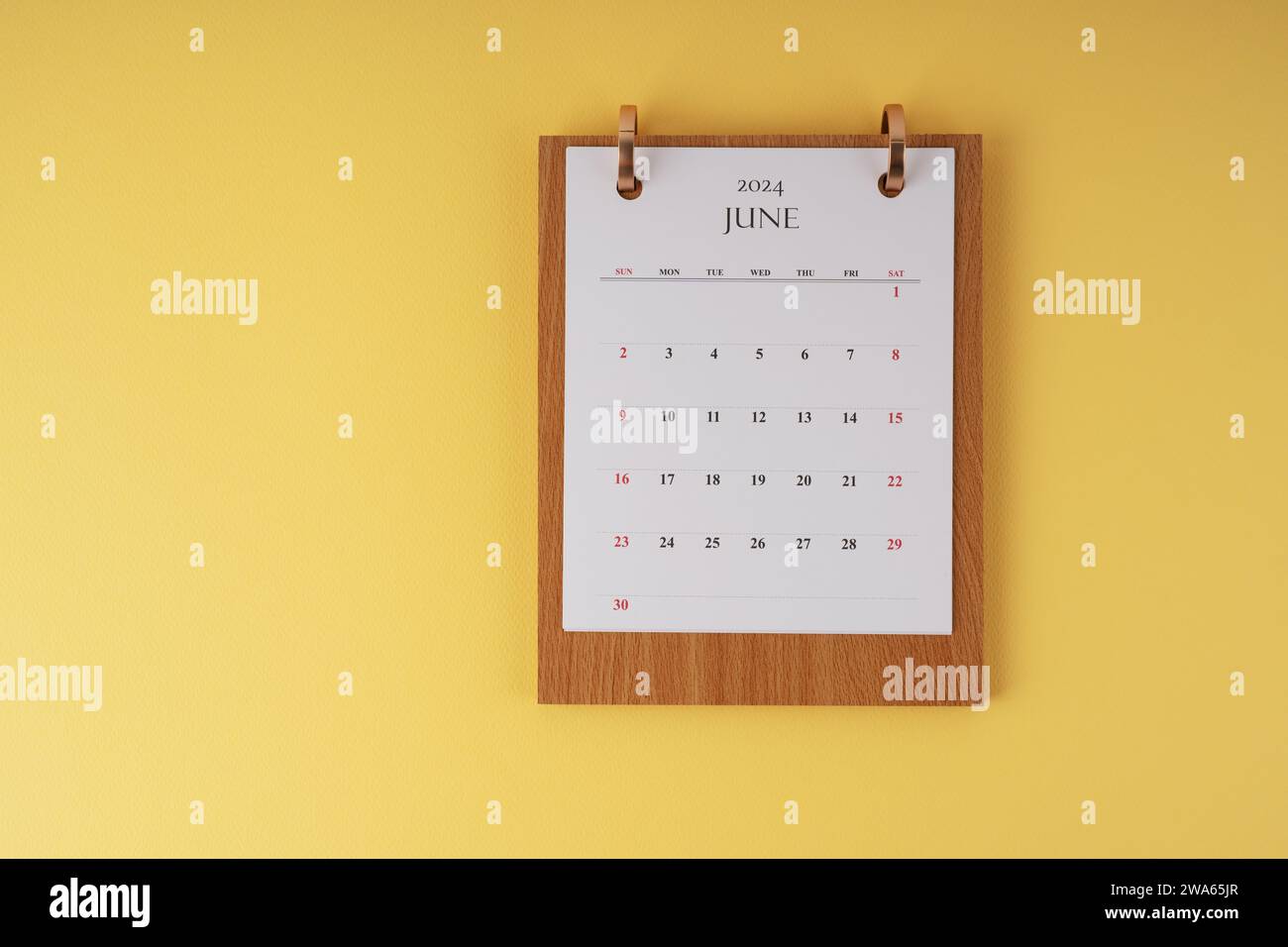 Kalender Juni 2024 auf gelbem Hintergrund Stockfoto