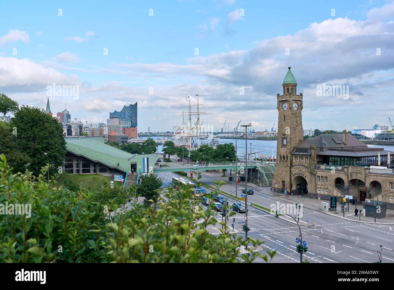 Hamburg, Deutschland, 1.08.2023, Panoramablick auf die historische St. Pauli Harbor in Hamburg Stockfoto