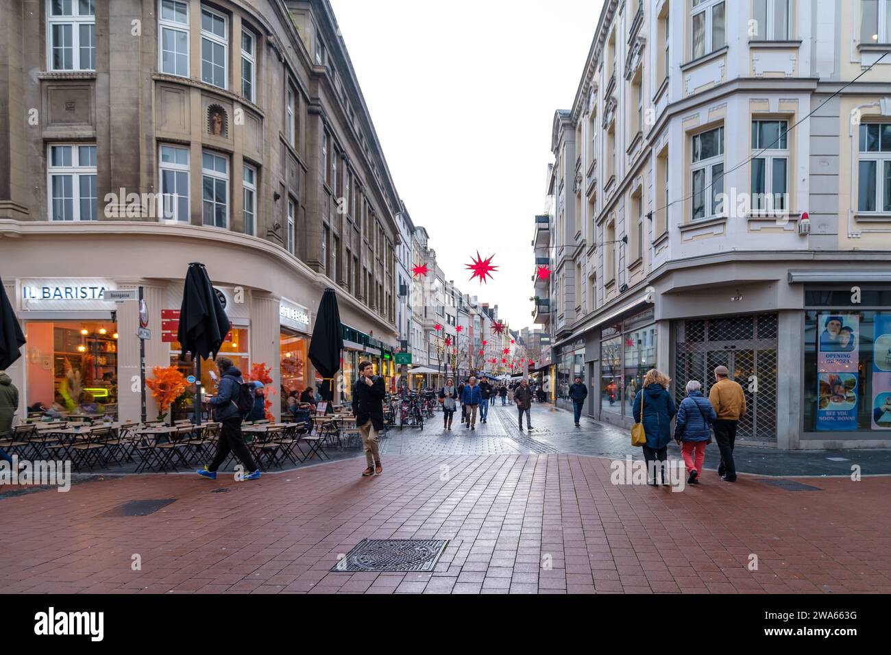 Bonn, Deutschland 21. Dezember 2023 Blick auf Menschen, die an der