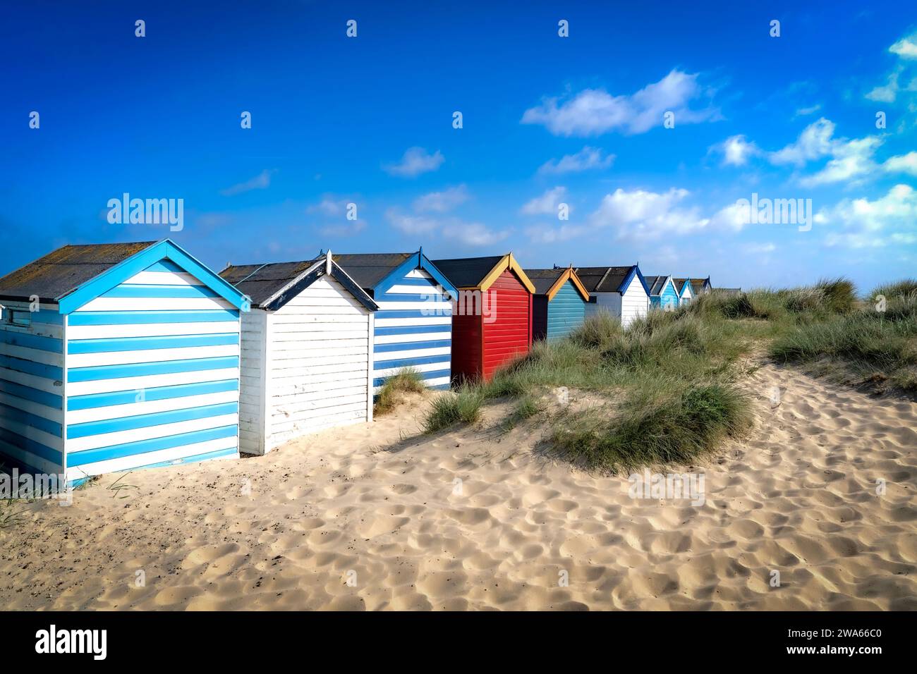 Strandhütten in Southwold, Suffolk, England unter Sommerhimmel. Uk Stockfoto