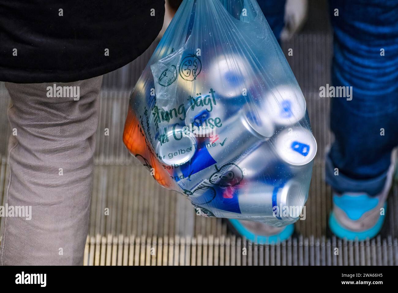 Düsseldorf 02.01.2023 Red Bull Energydrink koffeinhaltiges taurinhaltiges Getränk Blechdose Aludose Aluminiumdose Dosenpfand Flaschenpfand Recycling Plastiktüte gelbe Tonne Düsseldorf Nordrhein-Westfalen Deutschland *** Düsseldorf 02 01 2023 Red Bull Energydrink koffeinhaltiges Taurinhaltiges Getränk Dose Aluminiumdose Dose kann Flaschendeponieren Recycling Plastiktüte gelbe Mülltonne Düsseldorf Nordrhein-Westfalen Deutschland Stockfoto