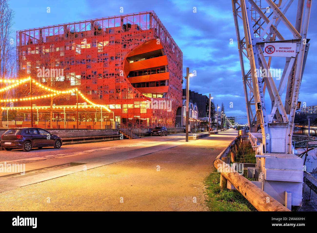 Orange Cube, ein 2011 von Jakob + Macfarlane Architects erbautes Bürogebäude im Industrieviertel La Confluence, Lyon, Frankreich bei Nacht. Stockfoto