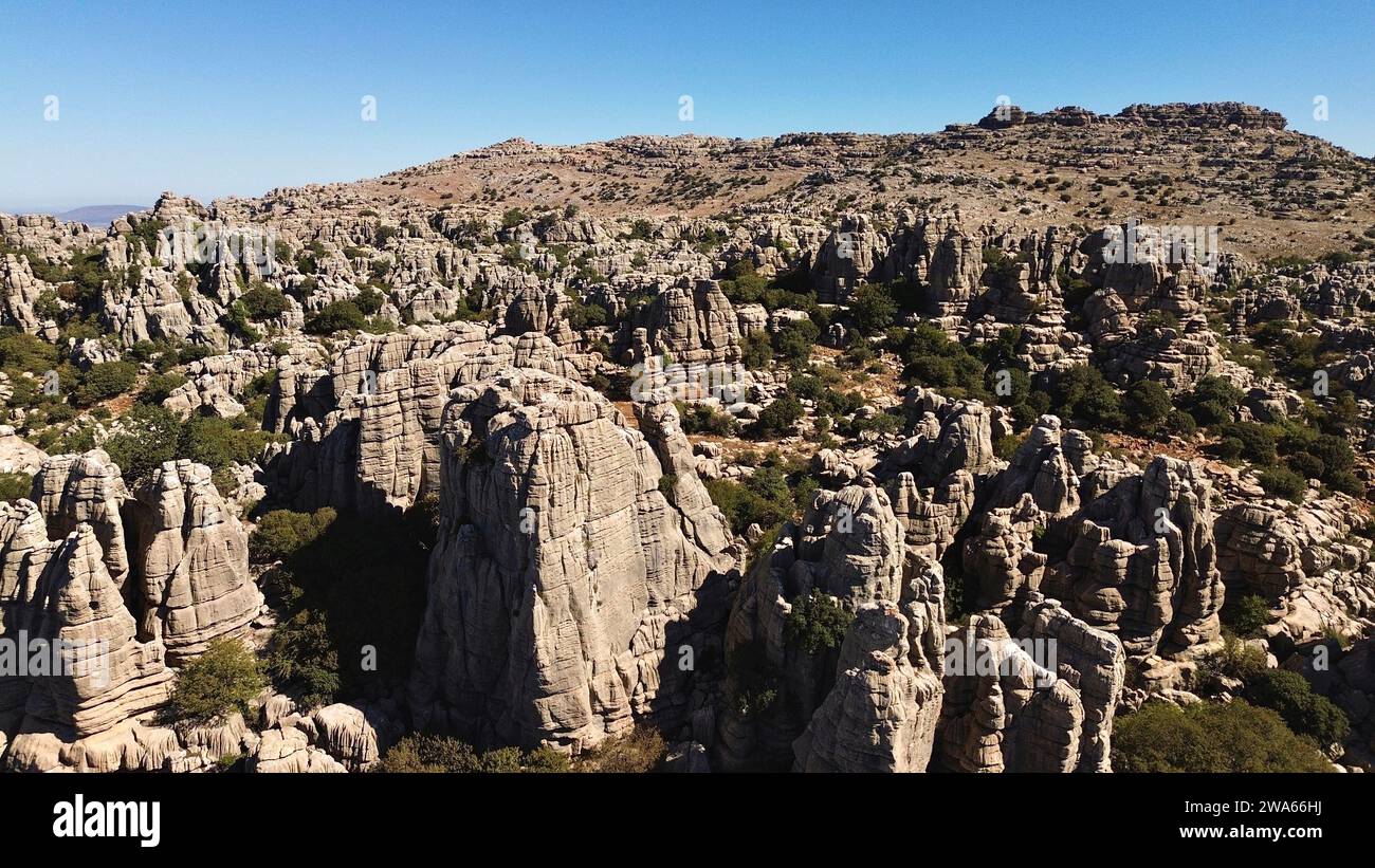 Drohnenaufnahmen von El Torcal Antequera Malaga Spanien dramatische Karstkalksteinformationen einzigartige Pancake-Rock-Schichten und Berglandschaft Stockfoto