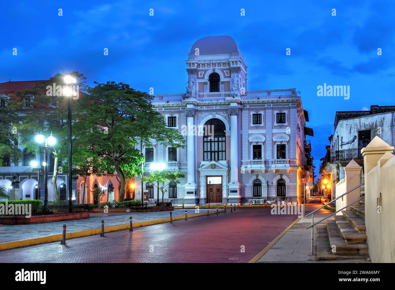 Stadtpalast auf der Plaza del Cathedral, Casco Viejo (Altstadt) von Panama City, wo sich das nationale Geschichtsmuseum im ersten Stock befindet. Stockfoto