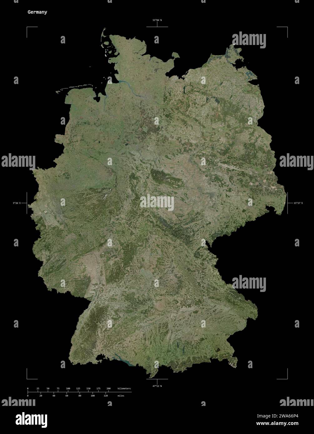 Form einer hochauflösenden Satellitenkarte Deutschlands mit Entfernungsskala und Kartengrenzkoordinaten, isoliert auf Schwarz Stockfoto