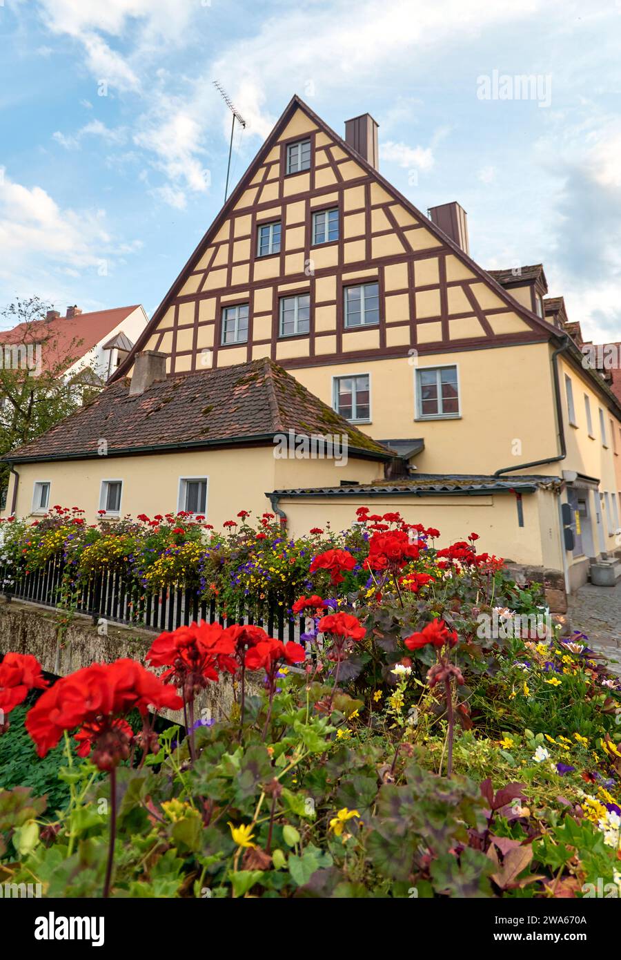 Wunderschöne Blumendekoration auf Brückengeländer vor dem historischen Fachwerkhaus in der Altstadt von Schwabach Stockfoto Wunderschöne Blumendekoration auf Brückengeländer vor dem historischen Fachwerkhaus in der Altstadt von Schwabach Stockfoto