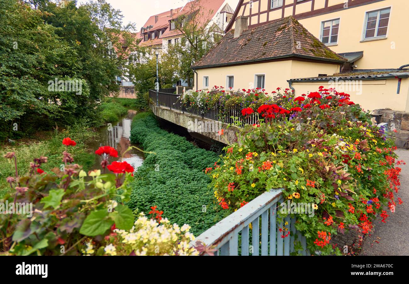 Schöne Blumendekoration am Brückengeländer in der Altstadt von Schwabach, Deutschland Stockfoto