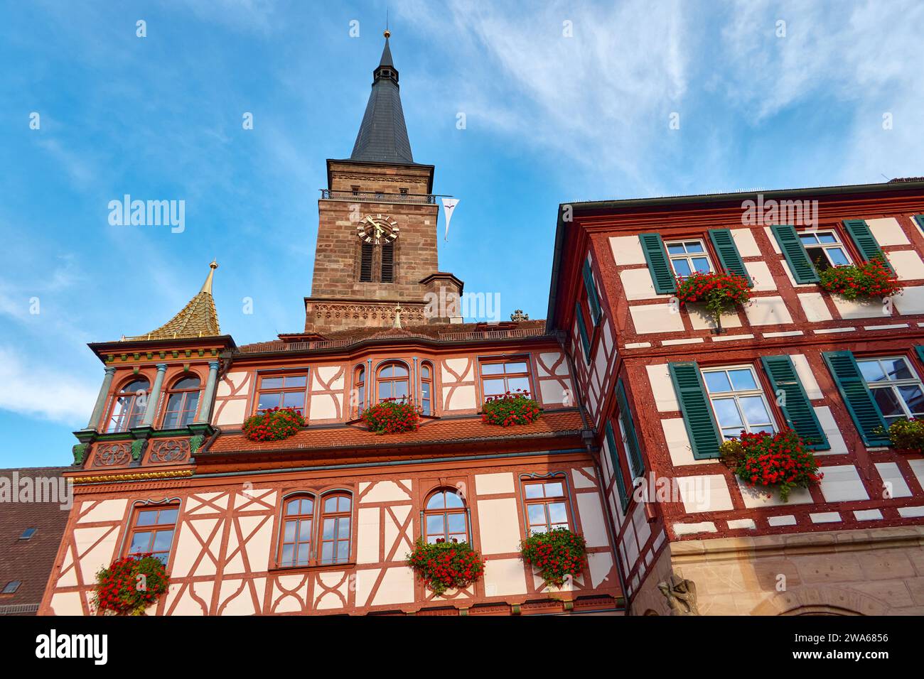 Historisches Rathaus mit vergoldetem Dach auf dem Eckturm, Schwabach, Deutschland Stockfoto