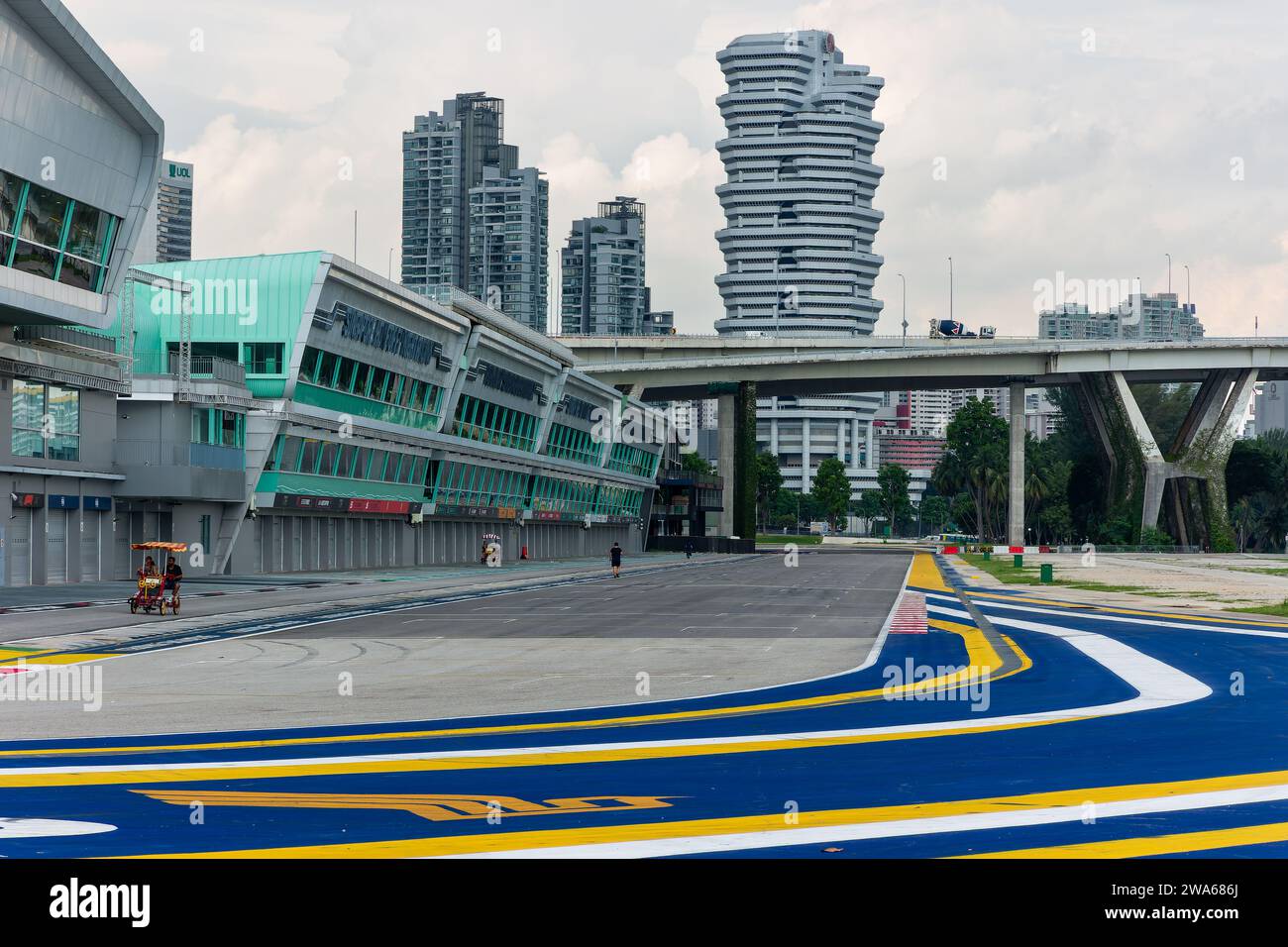 Start- und Zielgerade und Boxengasse des Marina Bay Street Circuit. Wenn sie nicht für Autorennen genutzt werden, ist der Veranstaltungsort Stockfoto