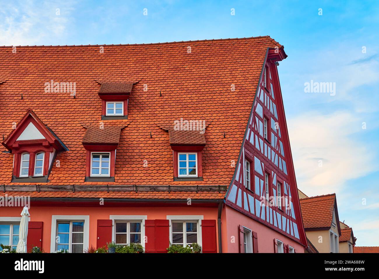 Historisches rotes Fachwerkhaus mit rotem Ziegeldach Stockfoto